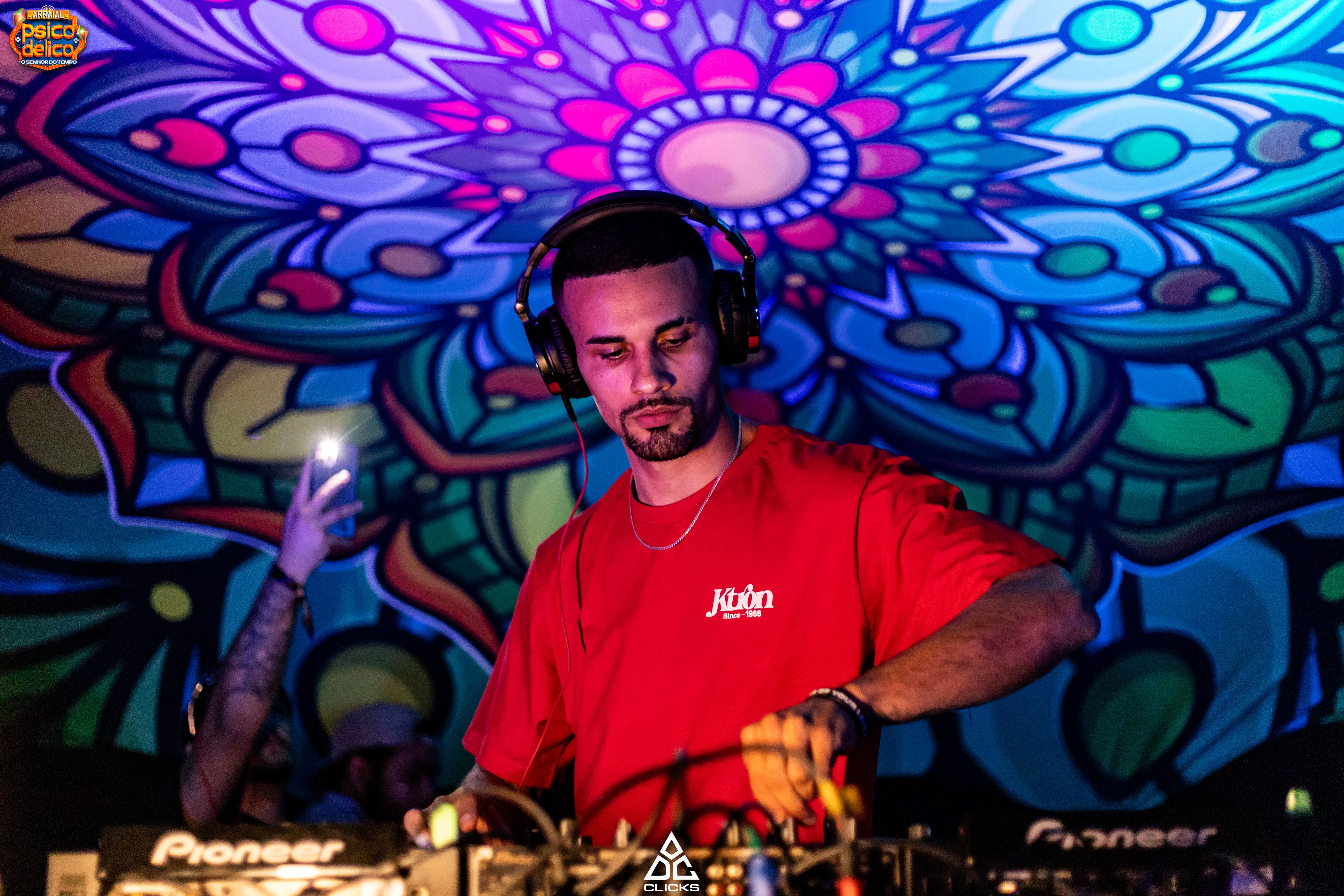 DJ SallazarK em apresentação ao vivo
